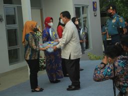 Menteri Pertahanan Prabowo Subianto saat menyerahkan rumah khusus bagi ahli waris awak kapal KRI Nanggala 402. (Foto: Zainul Fajar/jatimnow.com)