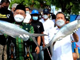 Menteri Kelautan dan Perikanan Sakti Wahyu Trenggono mengunjungi kampung perikanan budidaya bandeng di Desa Pangkah Wetan.(Foto: Humas Pemkab Gresik)