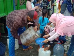Aktivitas masyarakat saat pendistribusian minyak goreng curah murah. (Foto: Yanuar Dedy/jatimnow.com)