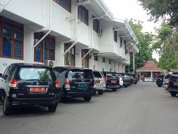 Mobil dinas plat merah di parkiran Pemkot Kediri.(Foto: Yanuar Dedy/Jatimnow.com)