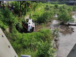 Mobilio Dikendarai Kakek-kakek Terjun ke Sungai di Pacitan, Polisi: Bau Alkohol