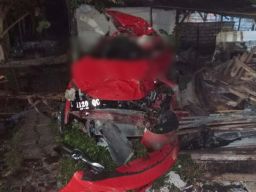 Kondisi mobil yang tertabrak kereta api di Jalan Pagesangan Surabaya (Foto: Info Kedaruratan 112 Surabaya)