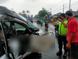 Mobil Keluarga Asal Bandung Tertabrak Kereta Api di Blitar, 2 Orang Tewas