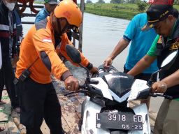 Sekeluarga Tercebur Sungai di Jombang, Sepeda Motor Korban Ditemukan