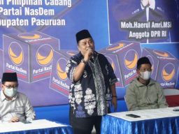 Ketua DPD NasDem Kabupaten Pasuruan, Joko Cahyono (tengah). (Foto: Moch Rois/jatimnow.com)