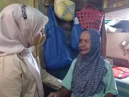 Wakil Komisi D Ajeng Wira Wati saat memberi bantuan sembako pada nenek Setoriyah. (Foto: Ni'am Kurniawan/jatimnow.com)