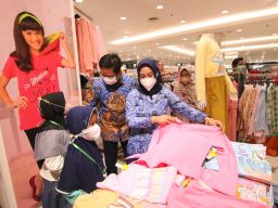 Wali Kota Mojokerto Ika Puspitasari saat memilihkan baju untuk anak yatim. (Foto: Vandi for jatimnow.com)