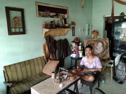 Nur Syafri Anas Dwiguna (22) bisa hidup mandiri hingga kuliah dari menjual barang bekas unik dan kuno.(Foto: Galih Rakasiwi/jatimnow.com)