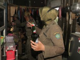Satpol PP Sidoarjo amankan ratusan botol miras ilegal dalam operasi pekat. (Foto: Humas Satpol PP for jatimnow.com)