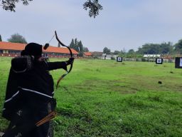 Suasana latihan panahan di lapangan Desa Sooko, Kecamatan Sooko, Kabupaten Mojokerto.(Foto: Achmad Supriyadi/jatimnow.com)