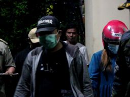 Pasangan bukan suami-istri yang diamankan dari salah satu hotel di Jombang.(Foto: Elok Aprianto)