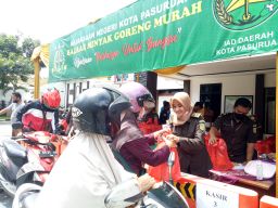 Pasar murah minyak goreng berkonsep drive thru di halaman Kejari Kota Pasuruan. (Foto: Moch Rois/jatimnow.com)