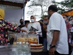 Wali Kota Batu Dewanti Rumpoko bersama jajaran saat meninjau stand di Pasar Murah Ramadan Kota Batu. (Foto: Diskominfo Kota Batu)