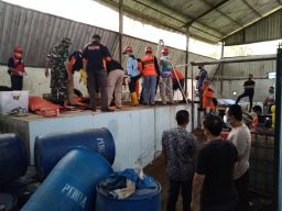 Petugas melakukan evakuasi korban tenggelam di kolam pupuk. (Foto: Rizal Adhi Pratama/jatimnow.com)