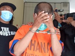 Pembunuh Mahasiswa Kedokteran Brawijaya saat diamankan di Mapolda Jatim (Foto: Zain Ahmad/jatimnow.com)