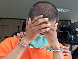 Pembunuh Mahasiswa Kedokteran Brawijaya saat diamankan di Mapolda Jatim (Foto: Zen Ahmad/jatimnow.com)