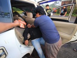 Polisi melakukan rekonstruksi pembunuhan di Desa Ngembal, Pasuruan. (Foto: Moch Rois/jatimnow.com)