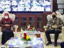 Wali Kota Surabaya Eri Cahyadi saat menerima kunjungan Gubernur Jatim Khofifah Indar Parawansa pada Jumat (8/4/2022) - (Foto-foto: Niam Kurniawan/jatimnow.com