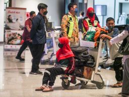 Pengguna jasa moda transportasi udara di Bandara Internasional Juanda. (Foto: Zainul Fajar/jatimnow.com)