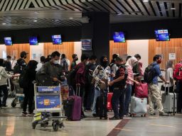 Antrean penumpang pesawat di Bandara Internasional Juanda. (Foto: Zainul Fajar/jatimnow.com)