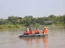 Upaya pencarian yang masih terus dilakukan BPBD, Basarnas dan relawan korban laka air di Sungai Brantas wilayah Megaluh Jombang. (Foto: Elok Aprianto/jatimnow.com)