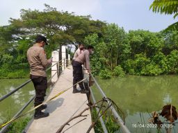 Polisi saat mencari korban di sungai di Kelurahan Bancaran, Kecamatan/Kabupaten Bangkalan.(Foto: Fathor Rahman/jatimnow.com)