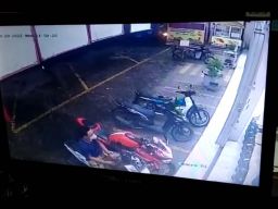 Penampakan pria bersarung yang mencuri motor di minimarket Sidoarjo (Foto: Tangkapan layar video rekaman CCTV yang beredar)