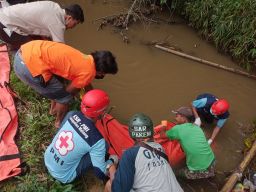 Penemuan jasad pria tersangkut bambu di saluran irigasi Desa Kebonagung, Pakisaji, Kabupaten Malang. (Foto: Polsek Pakisaji/jatimnow.com)