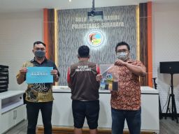 SM saat diamankan di Mapolrestabes Surabaya. (Foto: Satnarkoba Polrestabes Surabaya/jatimnow.com)