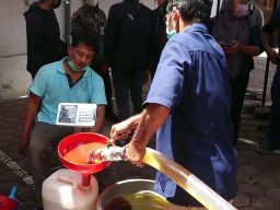 Minyak Goreng Curah Bersubsidi Disalurkan ke Pedagang Pasar di Tulungagung