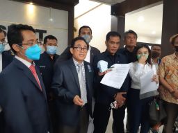 Ketua DPC Peradi Surabaya, Gresik dan Malang serta anggota saat mengadukan HPH ke SPKT Polda Jatim. (Foto: Zain Ahmad/jatimnow.com)