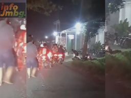 Gerombolan diduga geng motor melakukan perusakan motor milik warga. (Tangkapan layat video di Facebook dan Instagram/jatimnow.com)