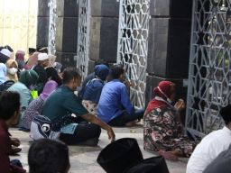 Peziarah di komplek makam Ponpes Tebuireng Jombang, meningkat selama Ramadan. (Foto: Elok Aprianto/jatimnow.com)