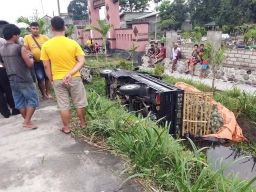 Mobil pikap yang terbalik ke parit di Kediri (Foto: Satlantas Polres Kediri/jatimnow.com)