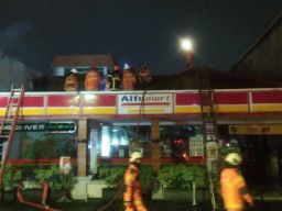 Alfamart di Jalan Diponegoro Surabaya Terbakar, 11 Mobil PMK Padamkan Api
