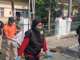 Polisi membawa beberapa barang bukti dari rumah pelaku pembunuhan Mahasiswa Kedokteran Brawijaya (Foto: Galih Rakasiwi/jatimnow.com)