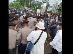 AKBP Setyo Koes Heriyatno saat membopong Ade Armando menjauh dari amukan masssa di Jakarja