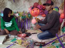 Pembuatan lampion karakter di Jombang yang biasanya digunakan saat malam takbir Hari Raya Idul Fitri (Fot: Elok Aprianto/jatimnow.com)