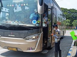 Jelang Lebaran, Petugas Terminal Seloaji Ponorogo Periksa Kesiapan Armada Bus