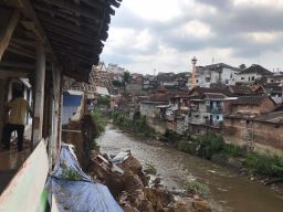 Beberapa rumah ambrol ke sungai di Kota Malang (Foto: Galih Rakasiwi/jatimnow.com)