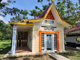 PT PJB membangun rumah layak huni menggunakan material batako yang bahan dasarnya terbuat dari bahan baku FABA dari PLTU Pacitan.(Foto: Humas PJB)