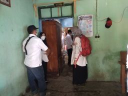Petugas Dinas Kesehatan Jombang saat meninjau dapur tempat korban memasak makanan.(Foto: Elok Aprianto)