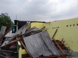 Rumah warga yang rusak diterjang hujan angin di Tulangan, Sidoarjo (Foto-foto: Polsek Tulangan for jatimnow.com)