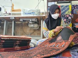 Sajadah Batik Produksi Kediri Laris Manis Saat Ramadan
