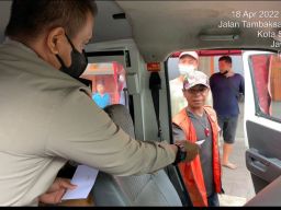 Petugas Samsat Keliling Manyar, berbagi pada pengayuh becak, tukang parkir dan warga di sekitar Stadion Gelora 10 Nopember. (Foto: Samsat Manyar/jatimnow.com)