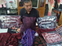 Sarung Tenun Ikat Goyor Produksi Jombang Tembus Pasar Timur Tengah