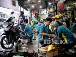 Montir menyelesaikan pengerjaan servis kendaraan motor di salah satu bengkel di kawasan Pasar Minggu, Jakarta. (Foto: Republika/Thoudy Badai)