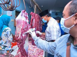 Dinas Pertanian dan Pangan Kabupaten Banyuwangi melakukan pengawasan daging sapi dan ayam menjelang Lebaran 2022.(Foto: Humas Pemkab Banyuwangi)