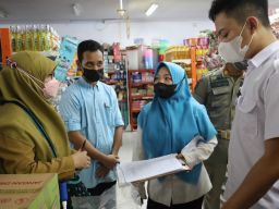 Dinas Kesehatan bersama Loka POM Kediri saat mendatangi swalayan di Kabupaten Kediri. (Foto: Humas Pemkab Kediri/jatimnow.com)