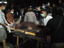 Proses evakuasi jenazah korban tewas di mobil yang terparkir di RSUD dr Soegiri Lamongan.(Foto: Humas Polres Lamongan for jatimnow.com)